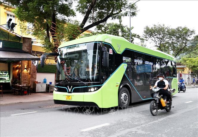 Thành phố Hồ Chí Minh quyết định kéo dài thời gian thí điểm xe buýt điện đến hết quý I/2025. Ảnh: Hồng Đạt - TTXVN