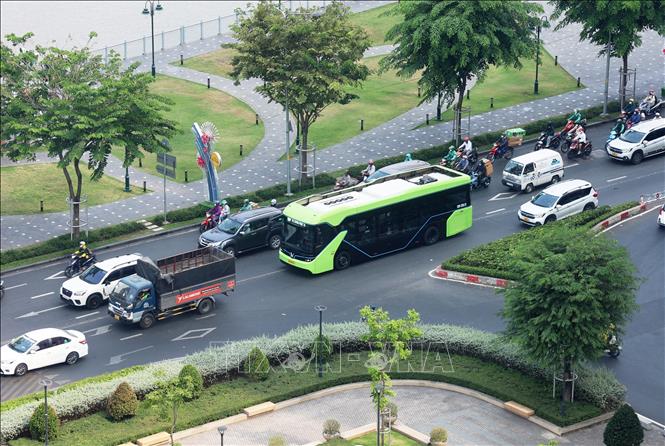 Xe buýt điện tuyến D4 (Vinhomes Grand Park - Bến xe buýt Sài Gòn) chạy ở trung tâm Thành phố Hồ Chí Minh. Ảnh: Hồng Đạt - TTXVN
