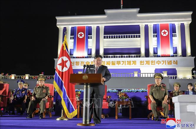 Nhà lãnh đạo Triều Tiên Kim Jong-un phát biểu tại lễ bàn giao hệ thống tên lửa đạn đạo chiến thuật thế hệ mới cho các đơn vị quân đội tiền tuyến, ở Bình Nhưỡng, Triều Tiên, ngày 4/8/2024. Ảnh: Yonhap/TTXVN