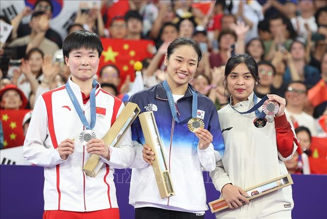 Từ trái qua: He Bing Jiao (Trung Quốc), An Se Young và Tungjun GM (Indonesia) giành HCV, HCB và HCĐ. Ảnh: Hoàng Linh - PV TTXVN tại Paris