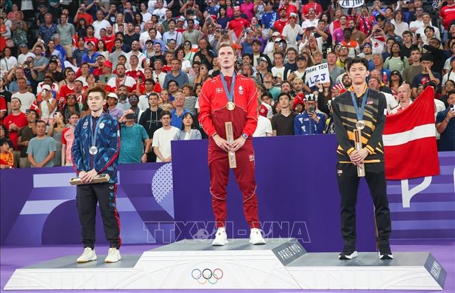 Ba VĐV giành huy chương ở nội dung cầu lông đơn nam tại Olympic Paris 2024 (từ trái sang): HCB Vitidsarn Kunlavut (Thái Lan), HCV Viktor Axelsen (Đan Mạch) và HCĐ Lee Zii Jia (Malaysia)