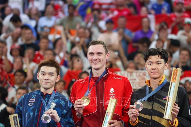 Ba VĐV giành huy chương ở nội dung cầu lông đơn nam từ trái sang: HCB Vitidsarn Kunlavut (Thái Lan), HCV Viktor Axelsen (Đan Mạch) và HCĐ Lee Zii Jia (Malaysia). Ảnh: Hoàng Linh PV TTXVN tại Paris, Pháp

