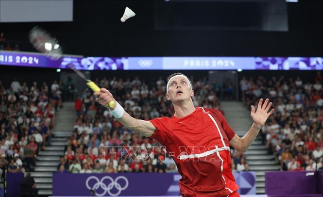 Axelsen giành chiến thắng 2-0 trước nhà ĐKVĐ thế giới là Kunlavut để giành HCV. Ảnh: Hoàng Linh PV TTXVN tại Paris, Pháp

