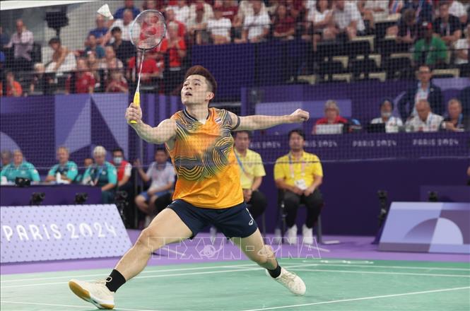 Kunlavut nỗ lực đánh cầu sau pha tấn công của Axelsen. Ảnh: Hoàng Linh PV TTXVN tại Paris, Pháp