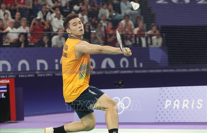 Kunlavut nỗ lực đánh cầu sau pha tấn công của Axelsen. Ảnh: Hoàng Linh PV TTXVN tại Paris, Pháp

