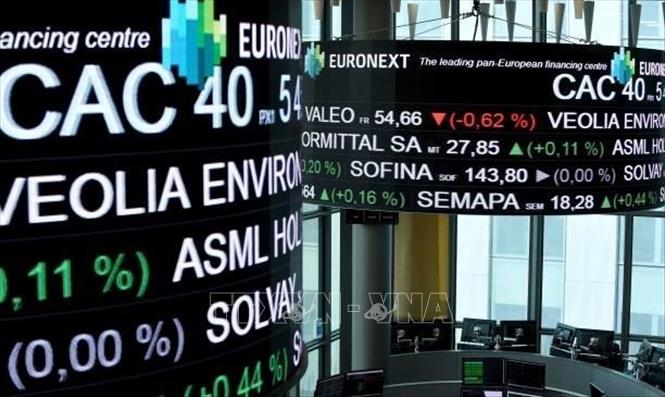 Chốt phiên giao dịch ngày 5/8, chỉ số CAC 40 của Pháp giảm 1,42%. Trong ảnh: Màn hình hiển thị chỉ số chứng khoán tại sàn chứng khoán ở Paris, Pháp. Ảnh: Getty Images/TTXVN
