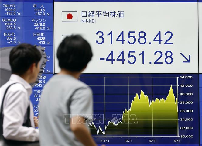 Chỉ số Nikkei trên Sàn giao dịch chứng khoán Tokyo chốt phiên 5/8/2024 với mức giảm 12,4%, đánh dấu mức giảm điểm lớn nhất trong lịch sử. Ảnh: Kyodo/TTXVN