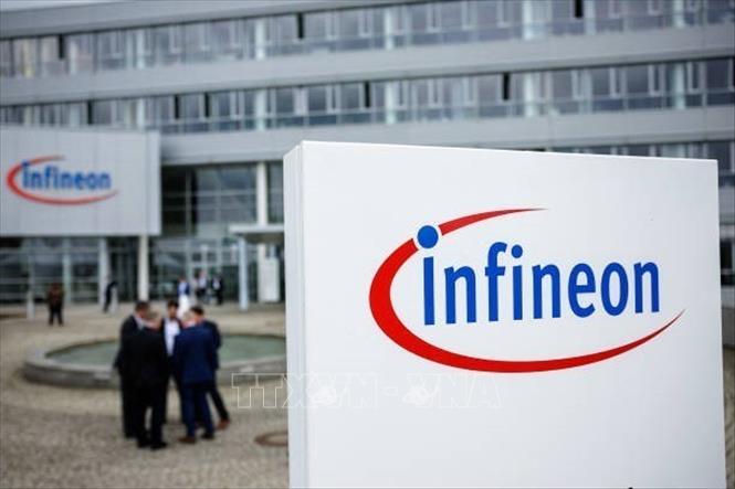 Biểu tượng tập đoàn sản xuất chip Infineon tại nhà máy ở Dresden, Đức. Ảnh: Getty Images/TTXVN