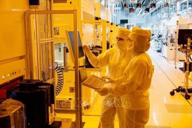 (Tư liệu) Kỹ thuật viên làm việc tại nhà máy của Tập đoàn sản xuất chip Infineon ở Dresden, Đức. Ảnh: Getty Images/TTXVN
