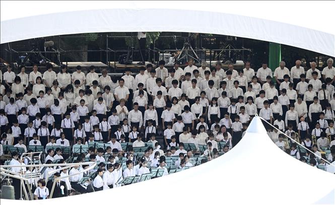 Người dân tưởng niệm các nạn nhân thiệt mạng trong vụ Mỹ ném bom nguyên tử xuống Hiroshima, Nhật Bản, ngày 6/8/2024. Ảnh: Kyodo/TTXVN