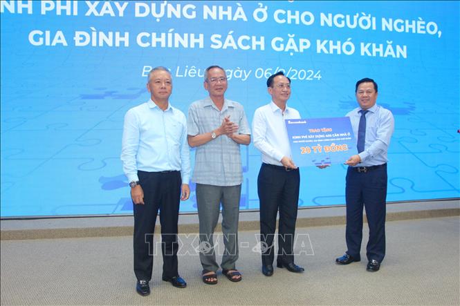 Lãnh đạo Tỉnh ủy, UBND tỉnh Bạc Liêu tiếp nhận kinh phí từ đơn vị tài trợ. Ảnh: Chanh Đa-TTXVN