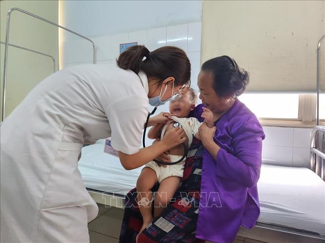 Bác sĩ Trung tâm Nhi khoa, Bệnh viện Trung ương Huế kiểm tra sức khoẻ bệnh nhi 19 tháng tuổi nhiễm bệnh Whitmore. Ảnh: Mai Trang - TTXVN 