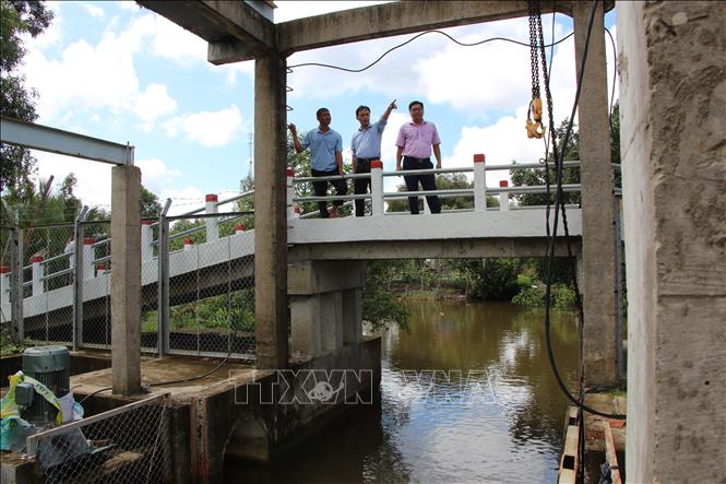 Khảo sát công trình cống kết hợp trạm bơm điện trên địa bàn xã Lương Nghĩa. Ảnh: Nguyễn Hằng - TTXVN