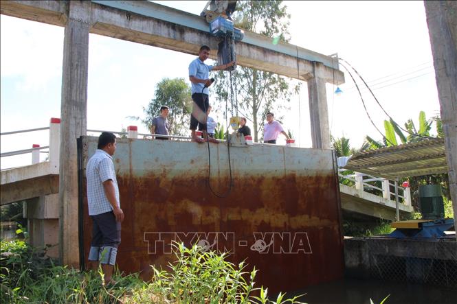 Ngành chức năng khảo sát các công trình cống kết hợp trạm bơm điện trên địa bàn tỉnh Hậu Giang. Ảnh: Nguyễn Hằng - TTXVN