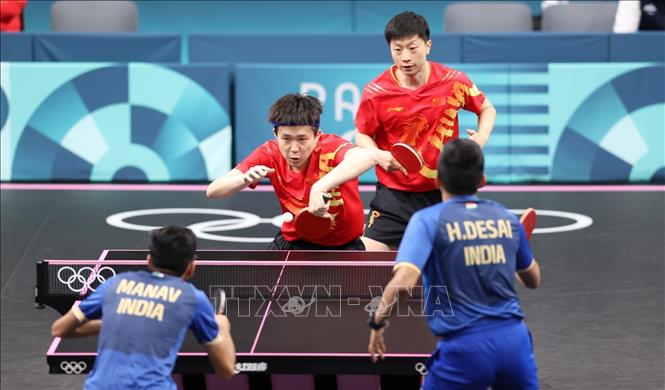 Tỷ số ở set thứ 2 là 11/6 nghiêng về cặp Wang Chuqin (Vương Sơ Cần, bên trái) và Ma Long (Mã Long). Ảnh: Hoàng Linh - phóng viên TTXVN tại Paris