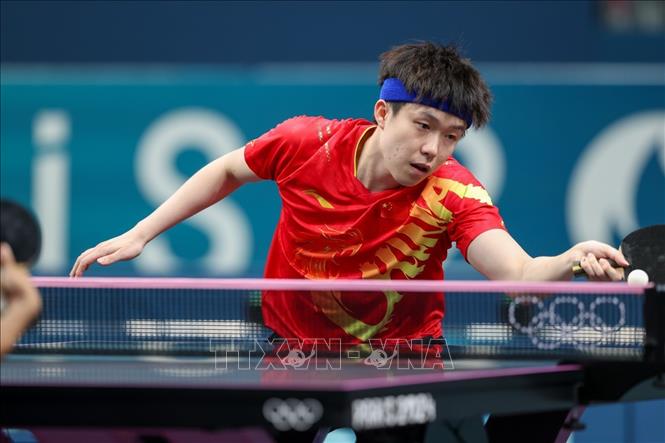 Rạng sáng 31/7 (giờ Việt Nam), Vương Sơ Cần ghi dấu ấn đầu tiên ở Paris 2024 khi đoạt HCV đôi nam nữ. Anh cùng đồng đội nữ Sun Yingsha (Tôn Anh Sa) đánh bại đôi Ri Jong Sik - Kim Kum Yong của Triều Tiên ở chung kết. Ảnh: Hoàng Linh - phóng viên TTXVN tại Paris
