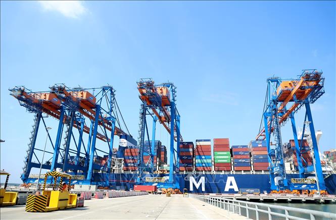 Cảng quốc tế Gemalink nằm trong cụm cảng Cái Mép - Thị Vải thường xuyên đón các tàu mẹ siêu trọng từ nhiều nơi trên thế giới. Ảnh: Hồng Đạt - TTXVN