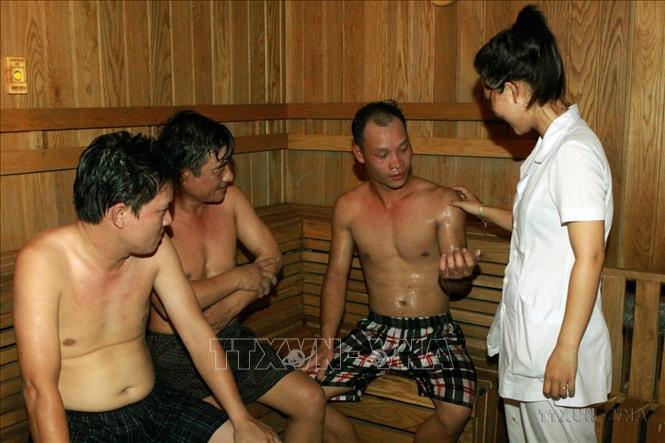 Cán bộ y tế kiểm tra sức khỏe trước và sau quy trình giải độc cho người bệnh tại Trung tâm xông hơi, giải độc và phục hồi chức năng thuộc Hội Nạn nhân chất độc da cam/dioxin thành phố Đà Nẵng. Ảnh: Dương Ngọc – TTXVN