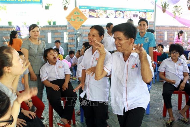 Các nạn nhân chất độc da cam/dioxin Đà Nẵng vui chơi tại Lễ kỷ niệm 54 năm Thảm hoạ da cam ở Việt Nam (10/8/1961 – 10/8/2015) và Ngày Vì nạn nhân chất độc da cam/dioxin (10/8). Ảnh: Dương Ngọc – TTXVN