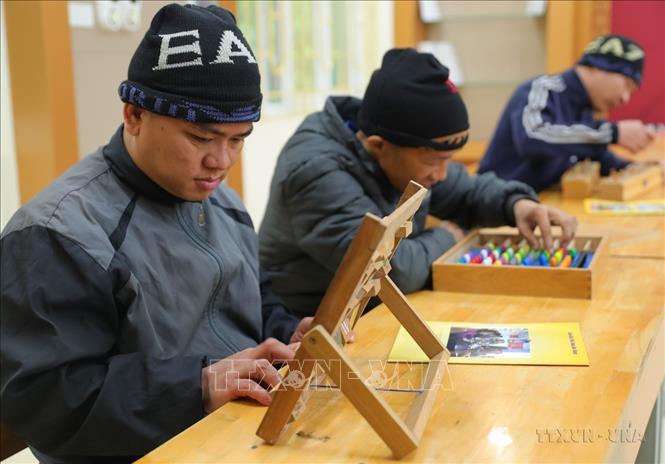 Trung tâm chăm sóc, nuôi dưỡng và điều trị nạn nhân bị nhiễm chất độc da cam/dioxin TP Hà Nội (Yên Bài, Ba Vì) tập trung công tác giáo dục, hướng dẫn kỹ năng sống cho các nạn nhân thông qua việc chơi mà học. Ảnh: Hoàng Hiếu - TTXVN