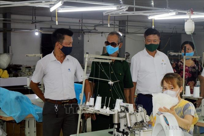 Anh Nguyễn Văn Hùng (trái), ở xã Tiên Sơn, thị xã Duy Tiên là nạn nhân chất độc da cam/dioxin gián tiếp loại 2 (ảnh hưởng từ cha) vươn lên phát triển kinh tế hộ gia đình. Ảnh: Đại Nghĩa- TTXVN