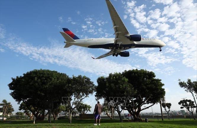 (Tư liệu) Máy bay của Hãng hàng không Delta Airlines chuẩn bị hạ cánh xuống sân bay ở Los Angeles, California (Mỹ). Ảnh: Getty Images/TTXVN