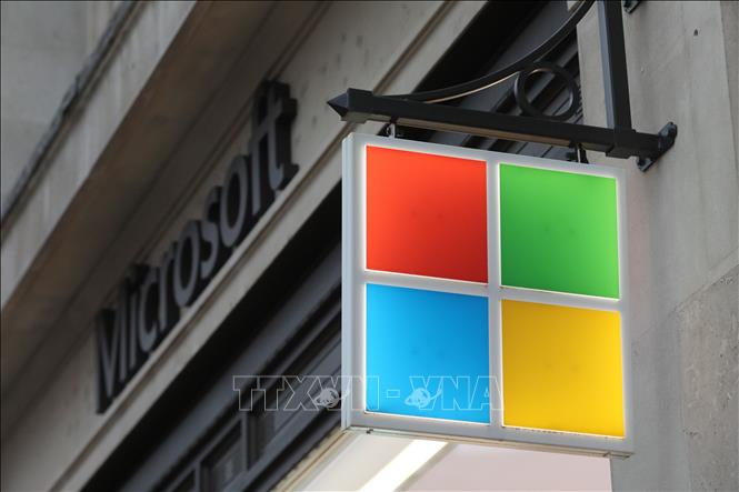 Biểu tượng Tập đoàn Microsoft tại một cửa hàng ở London, Anh. Ảnh: THX/TTXVN