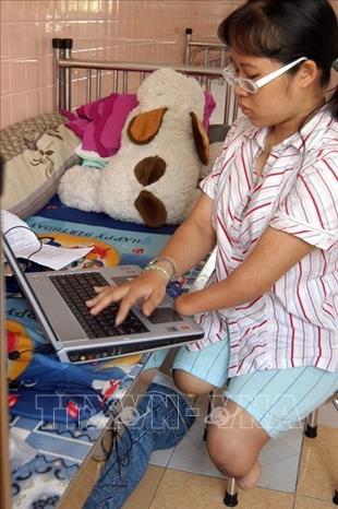 Em Trần Thị Hoan (sinh năm 1986), bị dị tật, dị dạng từ bẩm sinh do di chứng chất độc da cam/dioxin nhưng Hoan luôn nỗ lực rèn luyện tự phục vụ bản thân và học tập giỏi, hiện em đang là sinh viên năm thứ 2 khoa Công nghệ thông tin, trường đại học Ngoại ngữ thành phố Hồ Chí Minh (2008). Ảnh: Dương Ngọc- TTXVN.