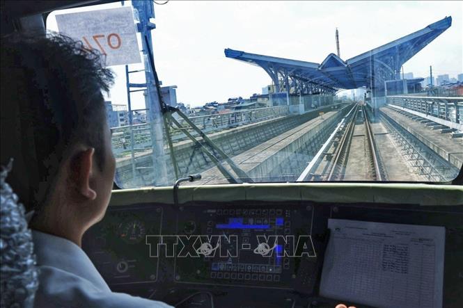 The Nhon-Hanoi Station metro line, running from Nhon to Cau Giay, is on a trial run before commercial operation. VNA Photo: Tuấn Anh