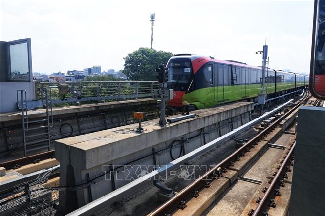 The Nhon-Hanoi Station metro line, running from Nhon to Cau Giay, is on a trial run before commercial operation. VNA Photo: Tuấn Anh