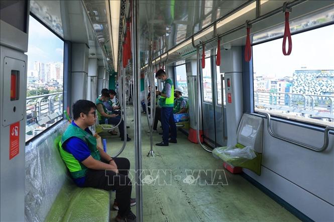 The Nhon-Hanoi Station metro line, running from Nhon to Cau Giay, is on a trial run before commercial operation. VNA Photo: Tuấn Anh