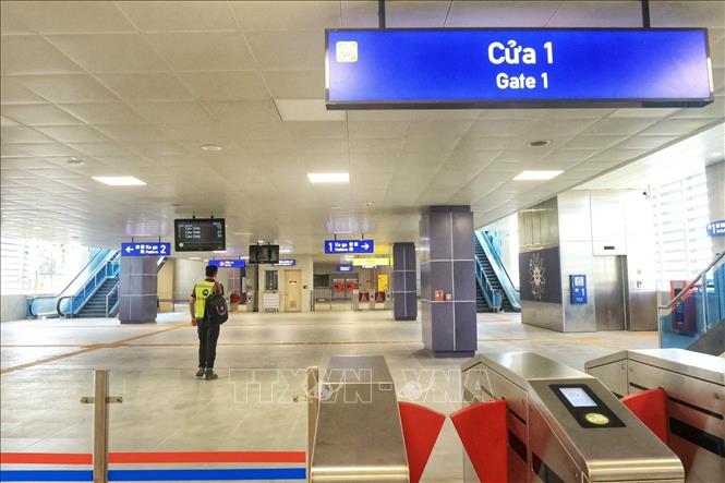 The Nhon-Hanoi Station metro line, running from Nhon to Cau Giay, is on a trial run before commercial operation. VNA Photo: Tuấn Anh