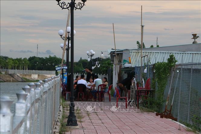 Các quán ăn lấn chiếm đường đi bờ kè. Ảnh: Thanh Bình - TTXVN