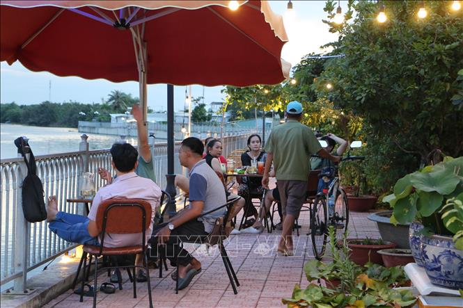 Các quán ăn lấn chiếm đường đi bờ kè. Ảnh: Thanh Bình-TTXVN