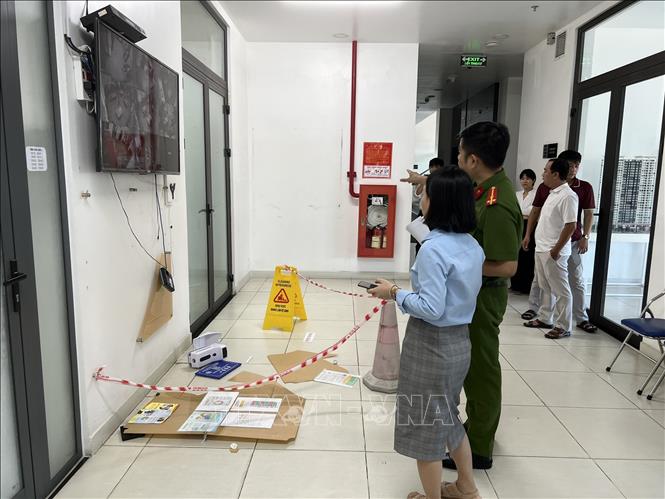 Cơ quan chức năng đến ghi nhận sự việc. Ảnh: Văn Dũng-TTXVN
