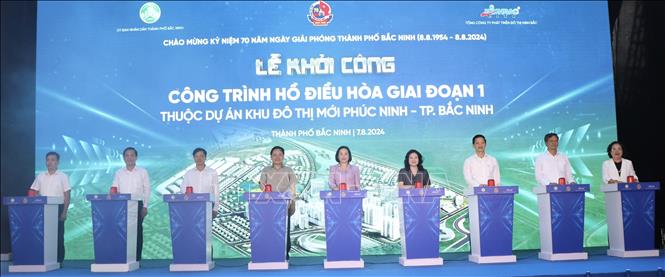 Các đại biểu nhấn nút khởi công dự án. Ảnh: Đỗ Huyền - TTXVN