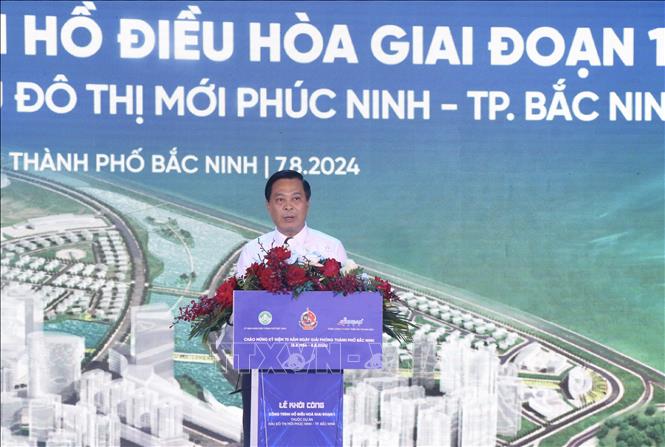 Ông Nguyễn Mạnh Hiếu, Chủ tịch UBND thành phố Bắc Ninh, phát biểu lại buổi lễ. Ảnh: Đỗ Huyền - TTXVN