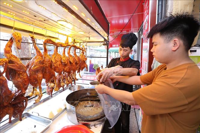 Đóng gói sản phẩm tại cơ sở Vịt quay Hồng Xiêm. Ảnh: Anh Tuấn – TTXVN