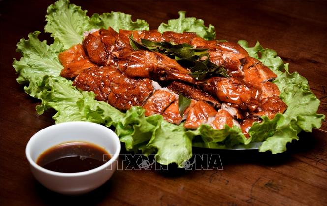 Vịt quay là một trong những món ẩm thực trong Food tour Lạng Sơn. Ảnh: Anh Tuấn – TTXVN
