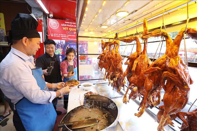 Đại diện Trung tâm xúc tiến Đầu tư, Thương mại và Du lịch Lạng Sơn và chuyên gia ẩm thực Nguyễn Thường Quân khảo sát sản phẩm vịt quay tại cơ sở Vịt quay Hồng Xiêm. Ảnh: Anh Tuấn – TTXVN
