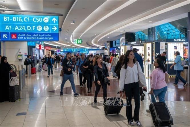 Hành khách tại sân bay quốc tế Dubai, UAE. Ảnh: Getty Images/TTXVN