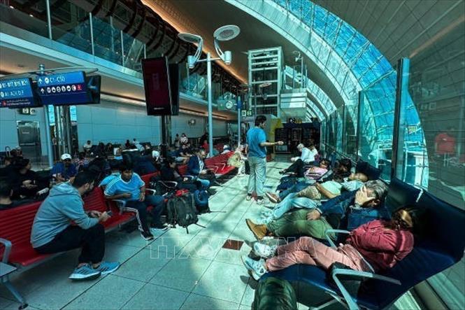 Hành khách tại sân bay quốc tế Dubai, UAE. Ảnh: Getty Images/TTXVN