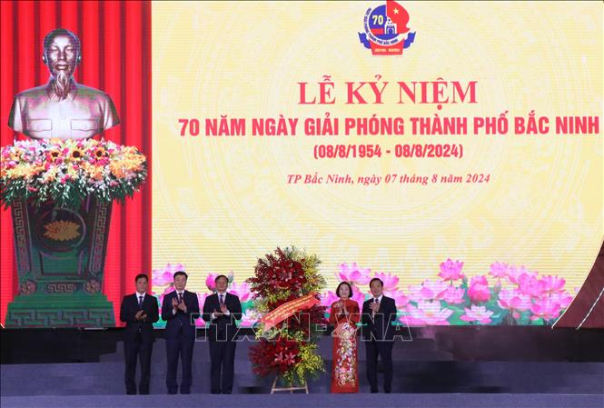 Ủy viên Trung ương Đảng, Phó Chủ tịch Quốc hội Nguyễn Thị Thanh (thứ 2 từ phải) tặng hoa chúc mừng Lễ Kỷ niệm. Ảnh: Thanh Thương- TTXVN