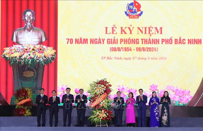 Các đồng chí lãnh đạo tỉnh Bắc Ninh tặng hoa chúc mừng Lễ kỷ niệm. Ảnh: Thanh Thương- TTXVN