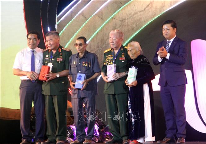 Lãnh đạo tỉnh Quảng Nam tặng quà Mẹ Việt Nam Anh hùng và Anh hùng lực lượng vũ trang tại lễ kỷ niệm. Ảnh: Trịnh Bang Nhiệm - TTXVN