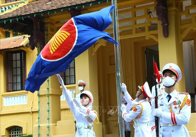 Lễ thượng cờ ASEAN nhân kỷ niệm 55 năm ngày thành lập Hiệp hội các quốc gia Đông Nam Á (8/8/1967-8/8/2022) và 27 năm ngày Việt Nam gia nhập ASEAN (28/7/1995-28/7/2022). tại Trụ sở Bộ Ngoại giao, sáng 8/8/2022. Ảnh: Văn Điệp - TTXVN