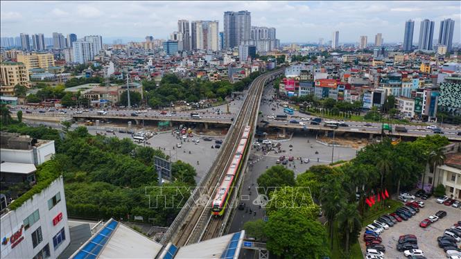 Việc đưa đoạn trên cao dài 8,5 km của dự án metro Nhổn - Ga Hà Nội là một sự kiện quan trọng của Hà Nội, tạo niềm tin cho các nhà đầu tư vào tiềm năng phát triển hạ tầng giao thông của Thủ đô. Ảnh: Tuấn Anh - TTXVN   