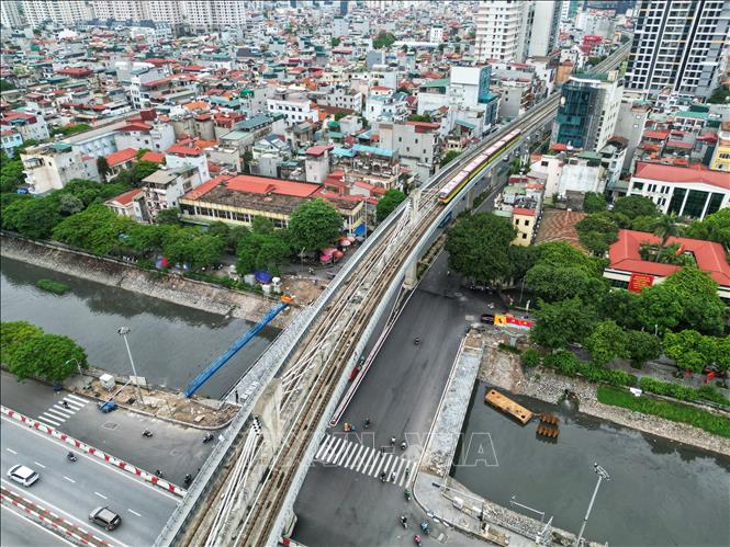 Dự kiến tuyến metro Nhổn - Ga Hà Nội khi đưa vào khai thác thương mại đoạn trên cao sẽ vận hành 4 - 6 đoàn tàu, giãn cách chạy tàu giờ cao điểm 6 phút/chuyến (bình quân vào giờ cao điểm có 10 chuyến/giờ/hướng vào ga đón trả khách). Ảnh: Tuấn Anh - TTXVN