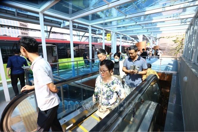 Hàng ngàn hành khách đi chuyến tàu sáng 8/8. Ảnh: Huy Hùng - TTXVN