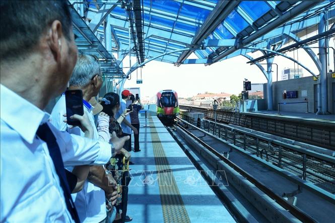 Hành khách đợi lên tàu tại ga Cầu Diễn. Ảnh: Tuấn Anh - TTXVN